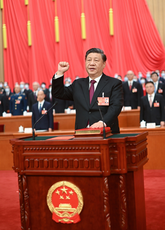 　　3月10日，十四屆全國人大一次會議在北京人民大會堂舉行第三次全體會議。習近平全票當選中華人民共和國主席、中華人民共和國中央軍事委員會主席。這是習近平進行憲法宣誓。 