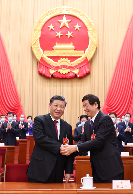 　　3月10日，十四屆全國人大一次會議在北京人民大會堂舉行第三次全體會議。習近平全票當選中華人民共和國主席、中華人民共和國中央軍事委員會主席。這是習近平同栗戰書握手。 