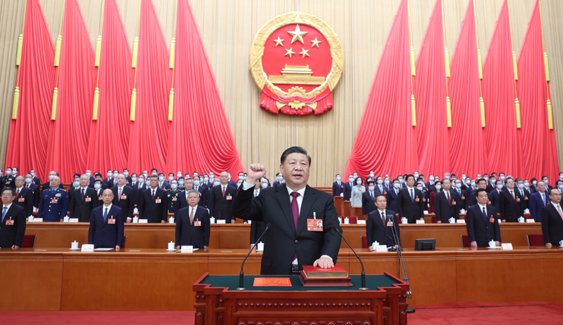 　　3月10日，十四屆全國人大一次會議在北京人民大會堂舉行第三次全體會議。習近平全票當選中華人民共和國主席、中華人民共和國中央軍事委員會主席。這是習近平進行憲法宣誓。 