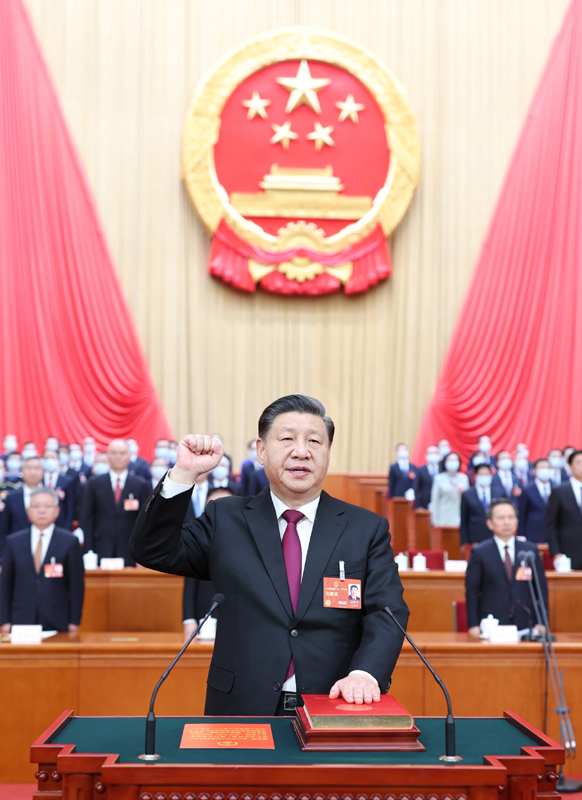 　　3月10日，十四屆全國人大一次會議在北京人民大會堂舉行第三次全體會議。習近平全票當選中華人民共和國主席、中華人民共和國中央軍事委員會主席。這是習近平進行憲法宣誓。